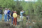 Provskjutning av hagelgevär på Vildmarksmässan i Ånnaboda, maj 1991