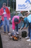 Matlagning över öppen eld på Vildmarksmässan i Ånnaboda, maj 1991