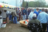 Många besökare vid fiskeståndet på Vildmarksmässan i Ånnaboda, maj 1991