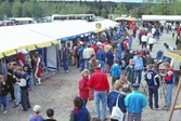 Många mässbesökare och marknadsstånd på Vildmarksmässan i Ånnaboda, maj 1991