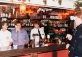 Personal bakom bardisken på Moulin Rouge, restaurang och diskotek med adress Kvarnbygatan 1 i Mölndal, år 1988.