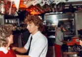 Robert Säll i baren på Moulin Rouge, restaurang och diskotek med adress Kvarnbygatan 1 i Mölndal, år 1988.