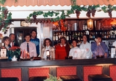 Personal bakom bardisken på Moulin Rouge, restaurang och diskotek med adress Kvarnbygatan 1 i Mölndal, år 1988.