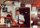 Robert Säll i baren på Moulin Rouge, restaurang och diskotek med adress Kvarnbygatan 1 i Mölndal, år 1988.