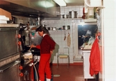 En kvinna i köket på Moulin Rouge, restaurang och diskotek med adress Kvarnbygatan 1 i Mölndal, år 1988.