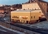 Vy från Mölndals Bro mot Moulin Rouge, restaurang och diskotek med adress Kvarnbygatan 1 i Mölndal, år 1988.