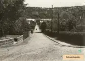 Vy från Sörgårdsgatan i Krokslätt, Mölndal, år 1943. I bakgrunden Rallarberget.
