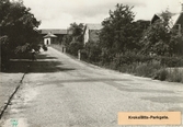 Vy från Krokslätts Parkgata i Krokslätt, Mölndal, år 1943. På toppen av backen Hökegården.