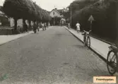 Gång- och cykeltrafik på Kvarnbygatan i Mölndals Kvarnby, år 1943.