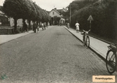 Gång- och cykeltrafik på Kvarnbygatan i Mölndals Kvarnby, år 1943.