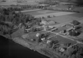 Flygfoto över Utankyrka med sjukstugan, Nås.