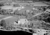 Flygfoto över Venjans kyrka år 1962.