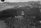 Flygfoto över Turisthotell och Åhls kyrka, Insjön år 1933.