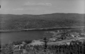 Flygfoto över Tandsjöborg. Kopian fel nummererad med nummer Y 71 i stället Y 70. Tandsjöborg ligger geografiskt inom landskapet Dalarna och är en del av Orsa Finnmark men ligger i Gävleborgs län.