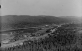 Flygfoto över Tandsjöborg. Kopian fel nummererad med nummer Y 70 i stället Y 71. Tandsjöborg ligger geografiskt inom landskapet Dalarna och är en del av Orsa finnmark men ligger i Gävleborgs län.