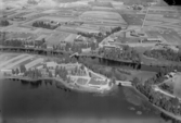 Flygfoto över Venjan. Venjans kyrka före restaureringen 1957, då kyrkan bl a vitmålades efter att ha varit röd. Läs mer om Venjans kyrka i boken: Dalarnas kyrkor i ord och bild.