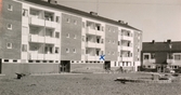 Det nya bostadsområdet vid Jungfruplatsen år 1960, där familjen Tobiasson bodde under 1 år. Lägenheten på Bågskyttegatan 3g i Mölndal är markerat på bilden. Lekplatsen är ännu inte klar.