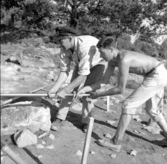 Svedvi sn Rallsta RAÄ 16 Arkeologisk undersökning utförd av Vlm / Henry Simonsson 1960-61.

Två män vid resning av fototorn?