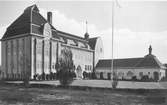 Samrealskolan i Falkenberg, som byggdes 1910 och brann ner den 13 oktober 1960. Byggnaden ritades av Georg A. Nilsson. På platsen uppfördes därefter Tullbroskolan, vars invigning hölls den 20 november 1963.