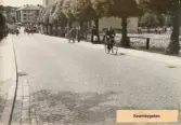 Gång- och cykeltrafik på Kvarnbygatan i Mölndals Kvarnby, år 1943. Vy mot Mölndalsbro.