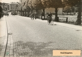 Gång- och cykeltrafik på Kvarnbygatan i Mölndals Kvarnby, år 1943. Vy mot Mölndalsbro.