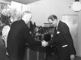 Dispont Hedin gratulerar styrelseordförande Granlund vid Elverkets 50-årsjubileum, 1958-01-02