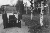 Män vid kabelgrävmaskin på Bredgatan, ca 1950