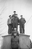 Elverksarbetare på stege och tak på arbetsbod, 1960-tal