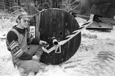 Grävmaskinist förbereder bortforsling av kabeltrumma, 1970-tal