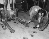 Förrådsarbetaren 'Köttis' vid truck, 1970-tal