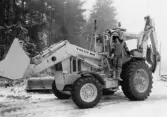 Grävmaskinisten Sune Lundqvist poserar framför kameran, 1970-tal