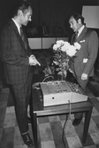 Kommunstyrelsens ordförande Lars Östman överlämnar pris till Sven Hammarström för förbättringsförslag, 1970-tal