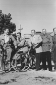 Gas- och elverksarbetare med tjänstecyklar, 1940-tal