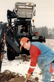 Grävarbete utförs med både grävmaskin och spade, 1990-tal