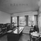 Elverkets inköpsingenjör Björkman på sitt kontor, 1960-tal