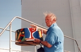 Konstnären Bengt Lindström med modell av oljetank vid invigningen, 1999-06-02