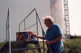 Konstnären Bengt Lindström visar sin modell av oljetanken vid invigningen, 1999-06-02