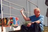 Konstnären Bengt Lindström med målad modell av oljetank vid invigningen, 1999-06-02