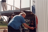 Lindström påbörjar målning av oljetankern vid Invigningen, 1999-06-02