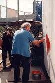 Lindström målar del av oljetanken vid invigningen, 1999-06-02
