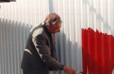 Lindström målar rött på del av oljetanken vid invigningen, 1999-06-02