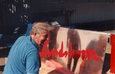 Konstnären Bengt Lindström signerar sitt verk vid invigning av oljetanken. 1999-06-02