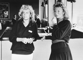 Systrarna Lotta och Helen på öppet hus på Åbyverken, 1986