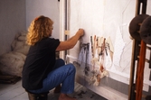 Konstnären arbetar med sin bild till Åbyverken, 1980-tal
