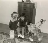 Ilse Tobiasson (född 1960, gift Glimberg) fyller 3 år och poserar något tjurigt med sina nya födelsedagspresenter, Krokslättsgatan 3 år 1963. Av någon anledning ville hon inte bli fotograferad, men efter övertalning från modern så gav hon till slut med sig. Till vänster ses en griffeltavla (gubben). Dockan 