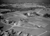 Flygfoto över Våmhus och kyrkan år 1966.