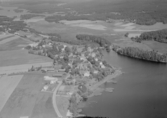 Flygfoto över Vika kyrkby, Falu kommun år 1950. Vika. Ortnamn alternativ: Runnvika.