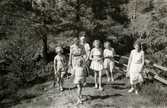 På väg hemåt efter bad i Gravsjön, juli 1952. Med på bild är: Faster Greta, Bror 
