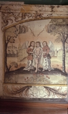 Väggmålning. Landskapsbild med stad i bakgrunden. I förgrunden två änglar, en på vardera sida om Jesus som har bundna händer.
Latinsk text med bland annat 