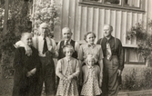 Släktingar och främmande från Alaska (USA) på besök hos familjen Pettersson på Gamlehagsvägen 1952. Från vänster: Nora Krantz, okänd man från Alaska, Carl Krantz, Rosa Pettersson (född Krantz) och Frank Johansson (Noras svåger). Främst ses systrarna Eva och Karin Pettersson. Familjen Petterssons villa ses i bakgrunden.
Relaterat motiv: 2023_0159.